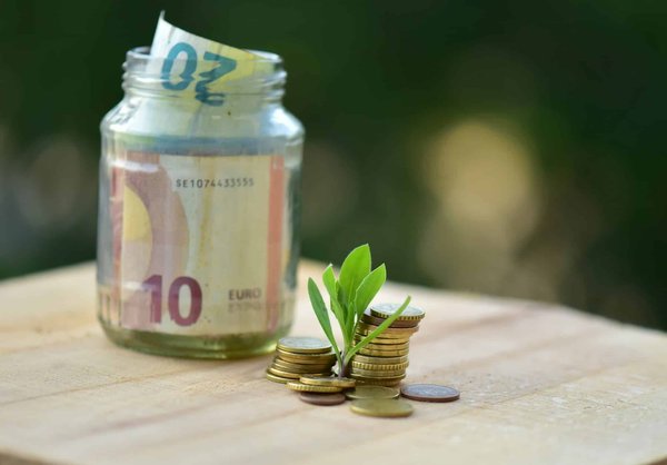 In che modo l'installazione di pneumatici a bassa resistenza al rotolamento può ridurre il consumo di carburante?