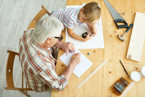 Quali sono i passaggi per costruire una casetta per uccelli da integrare in un giardino cittadino?